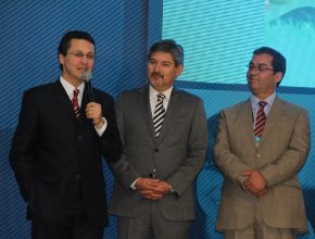 Pr. Stanley Arco ao microfone ao lado de seus novos colegas de administração do Chile