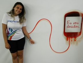 Voluntária brasileira é doadora assídua e foi dar apoio aos estrangeiros que nunca doaram.