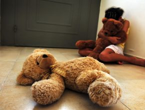 Estudio señala la relación entre la violencia en la infancia y el uso de drogas en la vida adulta