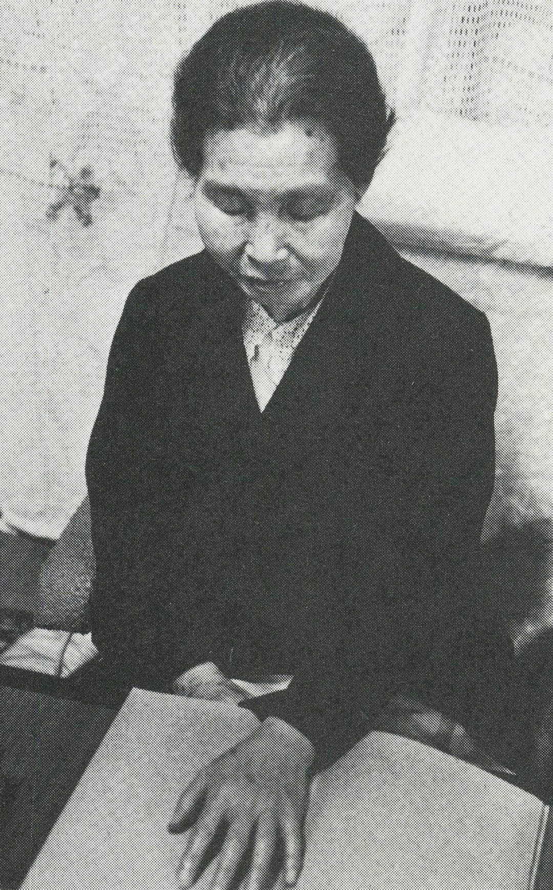 Aiko Araki lendo sua Bíblia em braile (por volta de 1980) 