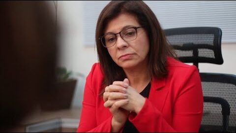 Com a lei nas mãos