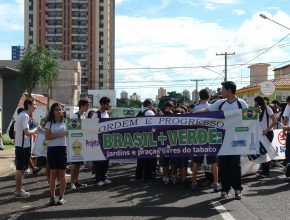 Educación adventista realiza donaciones en el día del Medio Ambiente