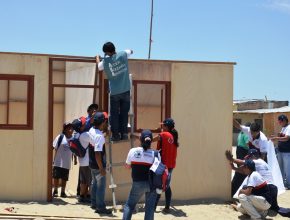 Jóvenes Caleb construyen módulos de vivienda para familias