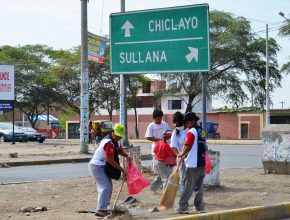 Jóvenes Calebs realizan campaña de limpieza pública en Piura