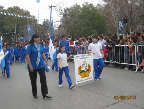 Alumnos adventistas participan de desfile municipal