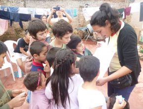 Jóvenes de Posadas dibujan sonrisas en los niños