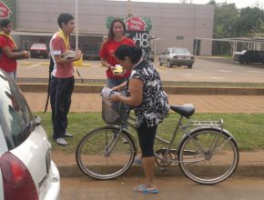 Jóvenes reparten esperanza en las ciudades