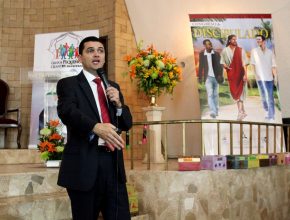 Líderes de iglesia comprometidos en Congreso de Discipulado