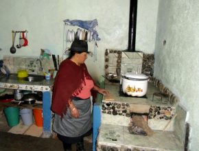 Familias indígenas y mestizas de Guano premiadas por mejor cocina ecológica
