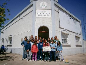 Una iglesia adventista de niños en Uruguay
