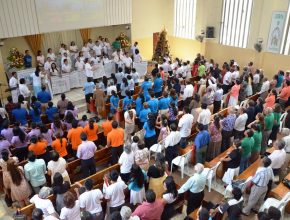 Los grupos pequeños incentivan a las personas a estudiar la biblia.