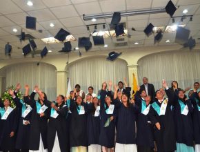 Emotiva despedida en ceremonia de graduación del Colegio Adventista del Pacífico