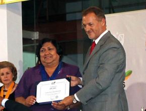 Alcalde destaca a mujer adventista en distrito de Lima, Perú