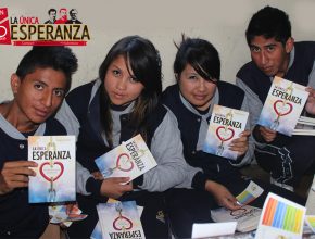 Alumnos comprometidos con la Campaña Gratuita a favor de la Lectura