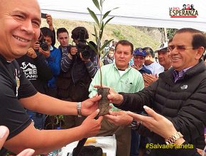 Alcalde Luis Amoroso Mora apoya a “El libro que Salva el Planeta”