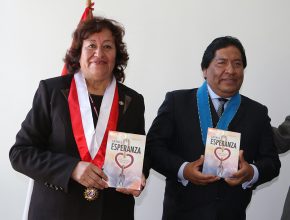 Alcalde de San Román en el sur del Perú recibe el libro La Única Esperanza