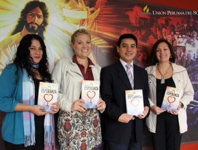 Funcionarios de empresas de renombre en el Perú reciben libro misionero