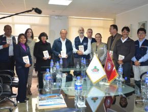 Viceministro de Salud en Perú visita Universidad Adventista y recibe La Única Esperanza