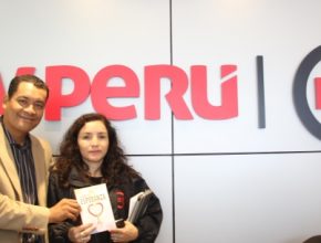 Periodistas de televisión peruana reciben “La única esperanza”