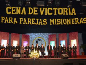 Parejas misioneras refuerzan compromiso con Cena de la Victoria