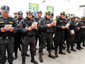 Policías adventistas se sumaron a la distribución de los libros La Única Esperanza