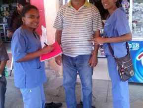 Médicos adventistas ayudan gratuitamente a la comunidad