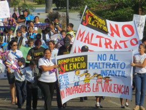 Marcha en contra la violencia familiar convoca autoridades en Warnes
