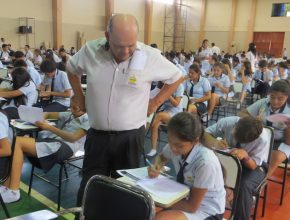 Tres mil estudiantes rinden examen de matemática en Colegio Adventista