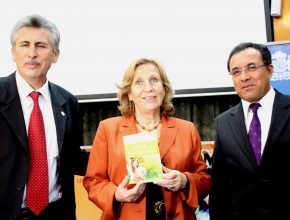 Ministra de Salud de Chile recibe el libro 