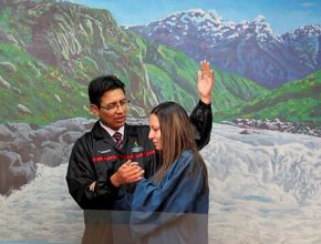 Joven es bautizada, por testimonio, luego de atender a huéspedes adventistas