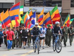 Tulcán recibe a hombre de 70 años que cumple sueño de correr 4.000 km por todo el Ecuador