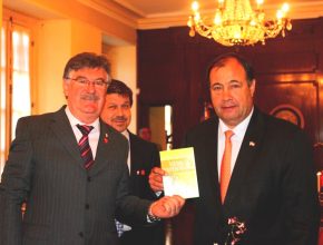 Vicepresidente de la República del Paraguay recibió el libro Viva con Esperanza
