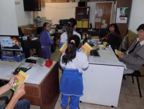 Libro misionero en oficinas de ministerio de educación en Neuquén