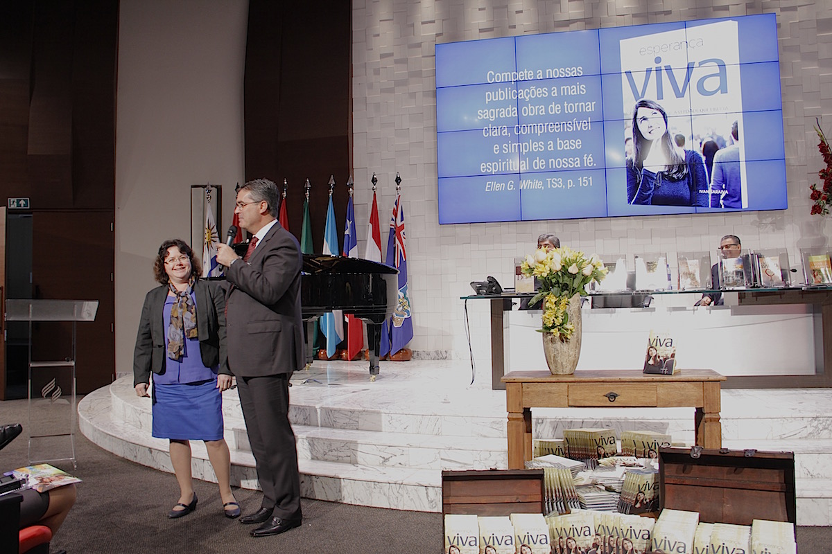 Libro misionero llega a presos brasileños en el exterior