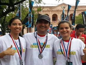 Libro Viva con Esperanza es repartido a 3000 maratonistas en Paraguay