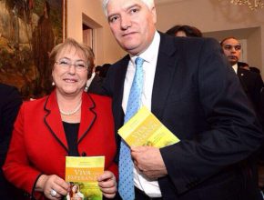 Presidenta de la República de Chile recibe libro Viva con Esperanza
