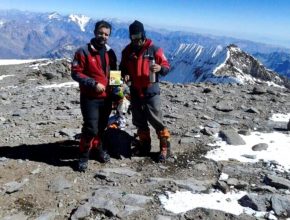 Libro “Viva con Esperanza” llega a la montaña más alta de América