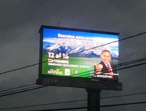 Publicitan con gigantografías luminosas campaña evangelística en Chillán