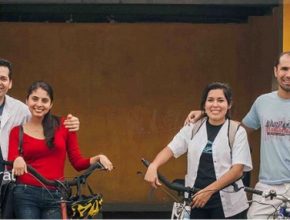 Estudiantes en bicicletas transforman la vida de familias con proyectos sociales