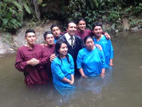 Familia completa se bautiza luego de escuchar Radio Nuevo Tiempo
