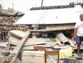 Entregan kits de refugios de emergencia luego de devastador tornado en Filipinas