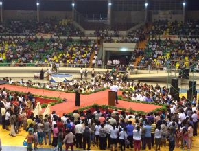 Multitudes congregadas participan de caravana Esperanza Viva