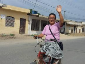 Mujer ofrece estudios de la Biblia en “bicicleta misionera”