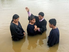 Más de 70 personas son bautizadas en los Campamentos de Esperanza