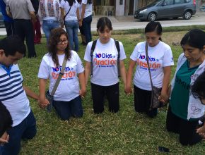 Caminata de oración reúne a miles de personas en la capital del Perú