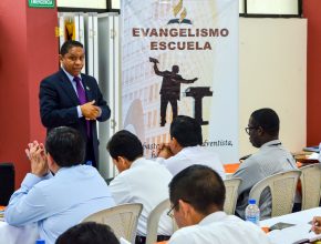 Pastores firman compromiso de fidelidad a Dios al término de Evangelismo Escuela