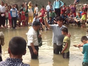 Región remota de Nepal recibe ayuda y más de cincuenta persona son bautizadas