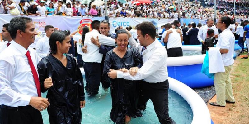 Histórico bautismo en Venezuela suma 4012 personas - Noticias - Adventistas