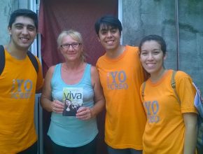 Estudiantes impactan con literatura cristiana ciudad de Argentina