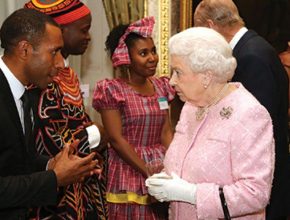 Reina de Gran Bretaña premia a estudiante adventista por su trabajo en Papúa Nueva Guinea